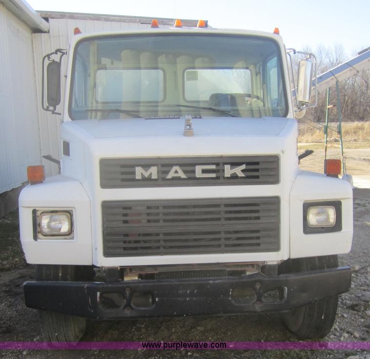 image for item 4362 1987 Mack CS250P semi truck