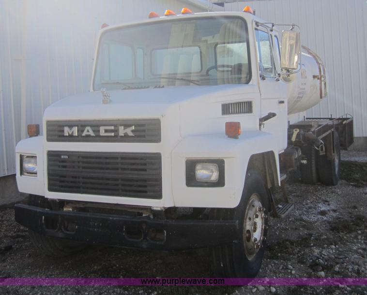 image for item 4362 1987 Mack CS250P semi truck