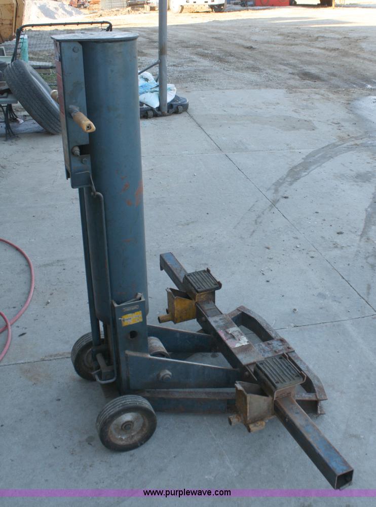 image for item 4967 Walker 5,000 lb pneumatic bumper jack