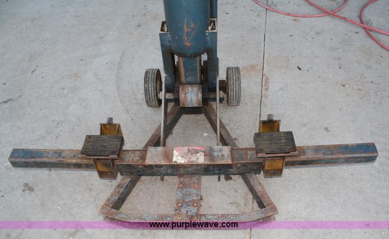 image for item 4967 Walker 5,000 lb pneumatic bumper jack