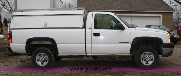 image for item 5068 2004 Chevrolet Silverado C2500 HD pickup truck