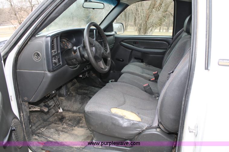 image for item 5068 2004 Chevrolet Silverado C2500 HD pickup truck