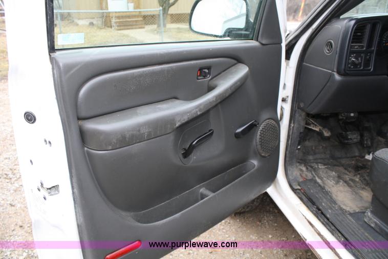 image for item 5068 2004 Chevrolet Silverado C2500 HD pickup truck