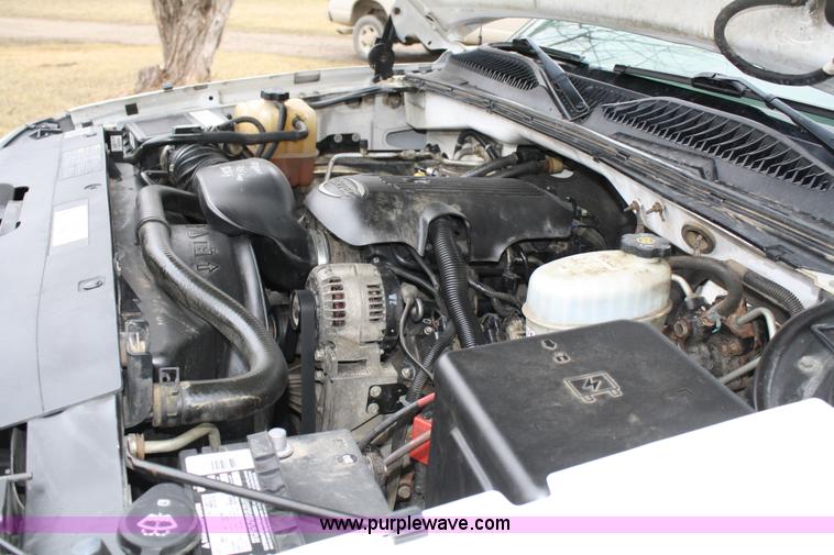 image for item 5068 2004 Chevrolet Silverado C2500 HD pickup truck