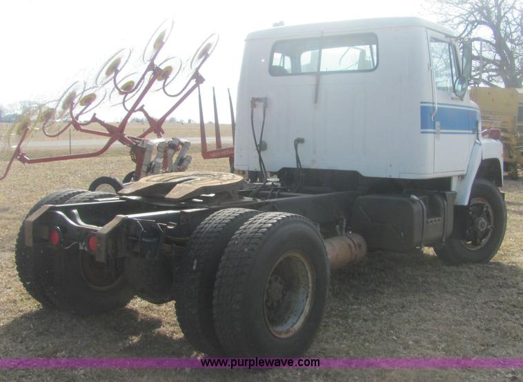 image for item 6865 1979 International semi truck