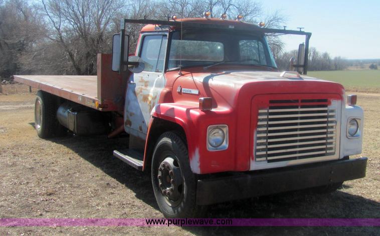 image for item 6934 1973 International Load Star 700 roll back truck