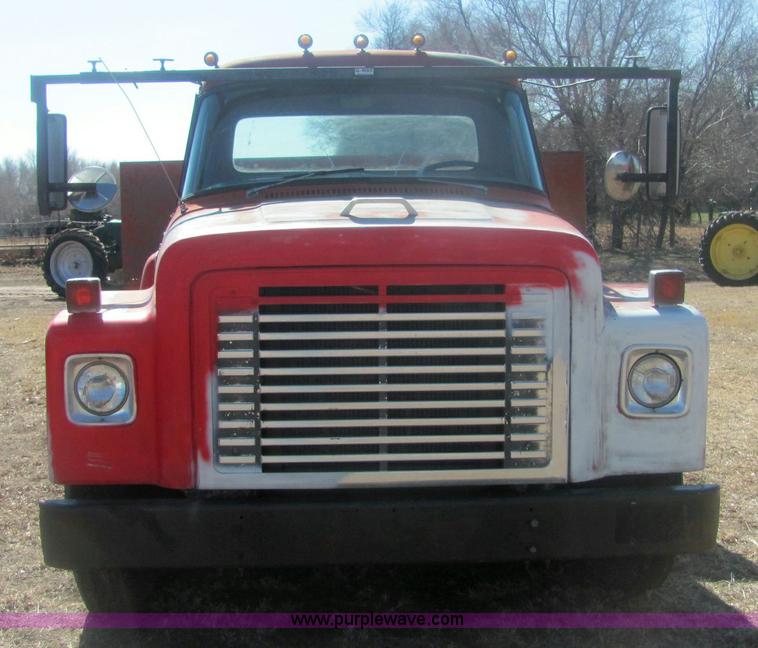 image for item 6934 1973 International Load Star 700 roll back truck