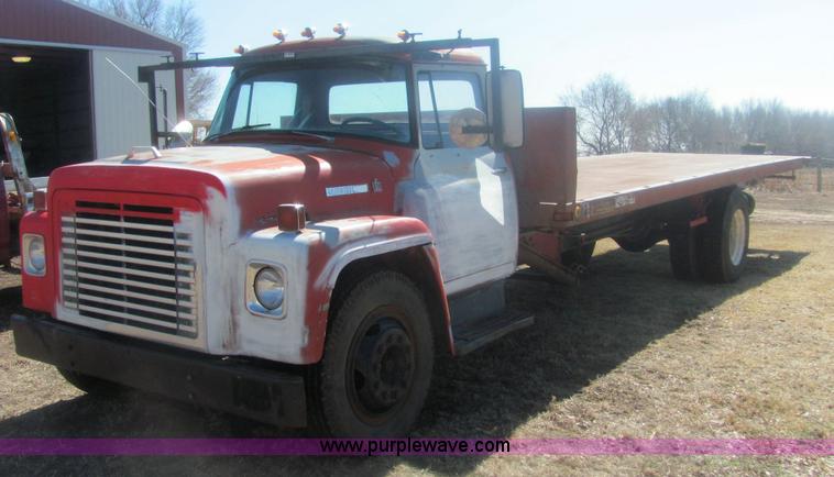 image for item 6934 1973 International Load Star 700 roll back truck