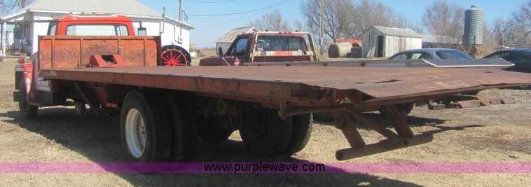 image for item 6934 1973 International Load Star 700 roll back truck