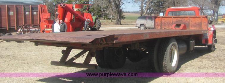 image for item 6934 1973 International Load Star 700 roll back truck