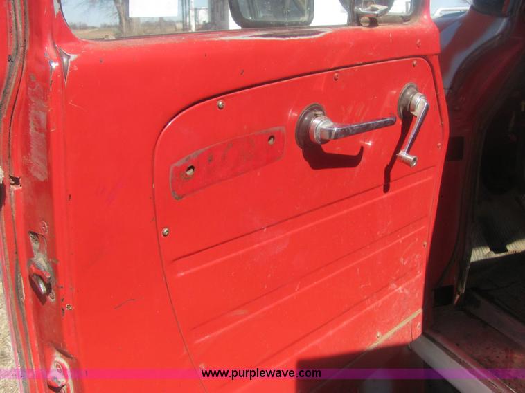 image for item 6934 1973 International Load Star 700 roll back truck