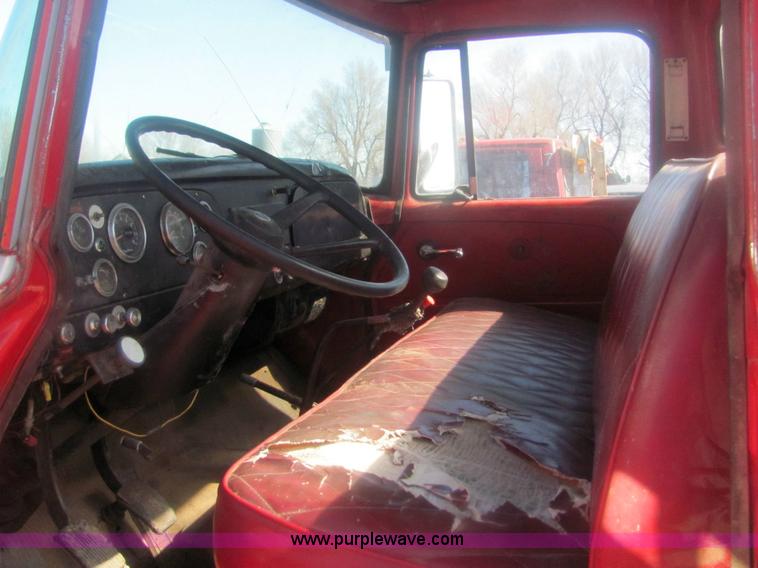 image for item 6934 1973 International Load Star 700 roll back truck