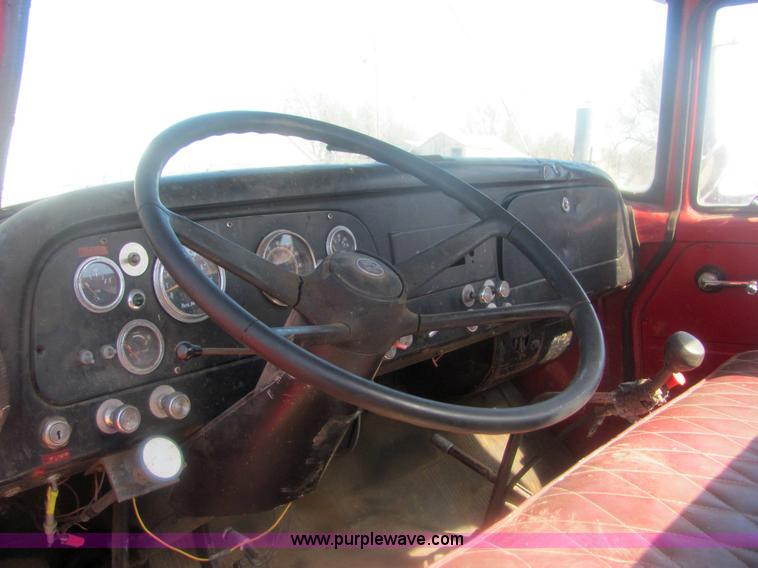 image for item 6934 1973 International Load Star 700 roll back truck