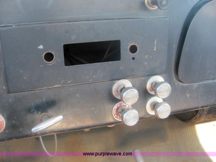 image for item 6934 1973 International Load Star 700 roll back truck