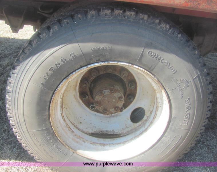 image for item 6934 1973 International Load Star 700 roll back truck