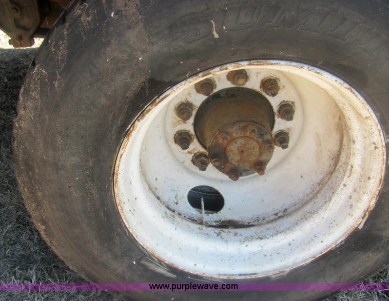 image for item 6934 1973 International Load Star 700 roll back truck