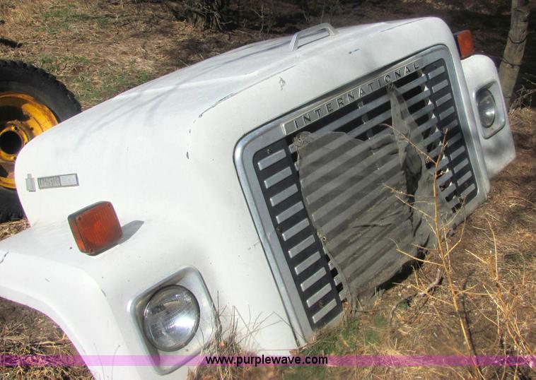 image for item 6934 1973 International Load Star 700 roll back truck