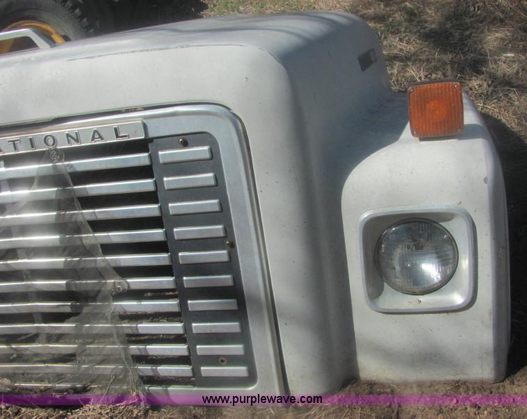 image for item 6934 1973 International Load Star 700 roll back truck