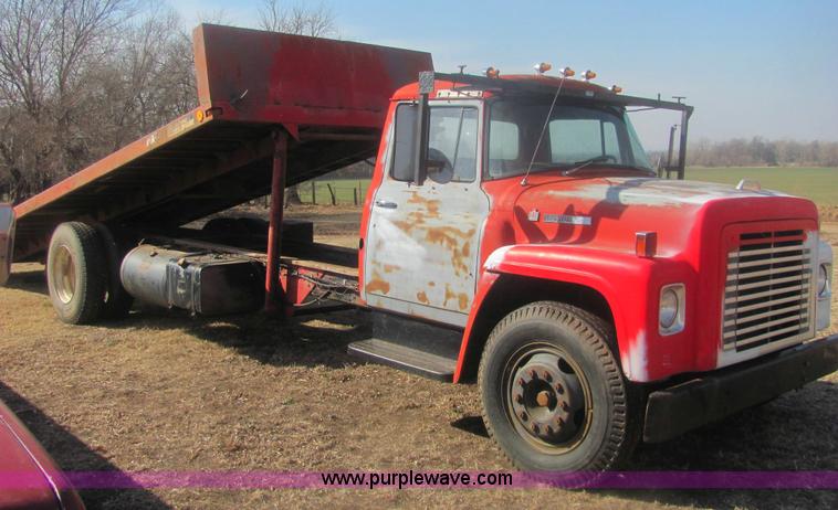 image for item 6934 1973 International Load Star 700 roll back truck