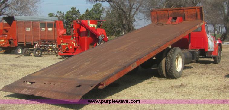 image for item 6934 1973 International Load Star 700 roll back truck