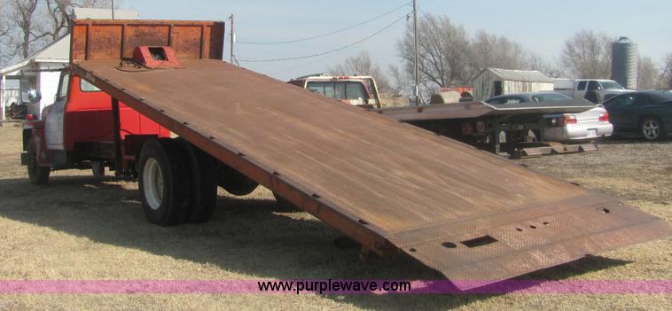 image for item 6934 1973 International Load Star 700 roll back truck