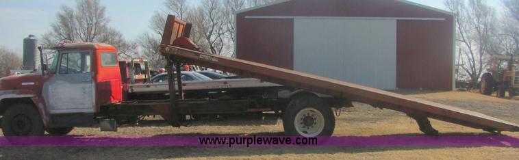 image for item 6934 1973 International Load Star 700 roll back truck