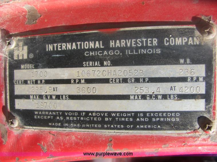 image for item 6934 1973 International Load Star 700 roll back truck