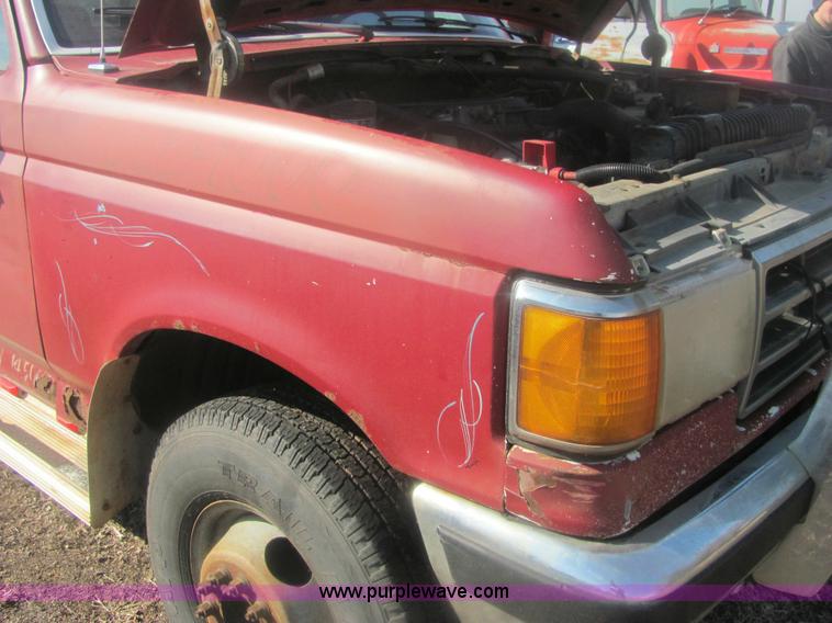 image for item 6936 1991 Ford F450 XLT Lariat roll back truck