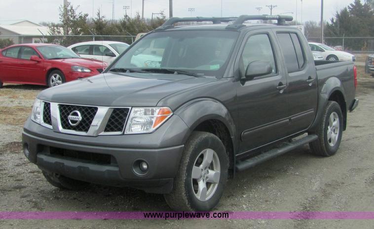 image for item 6959 2006 Nissan Frontier LE crew cab pickup truck