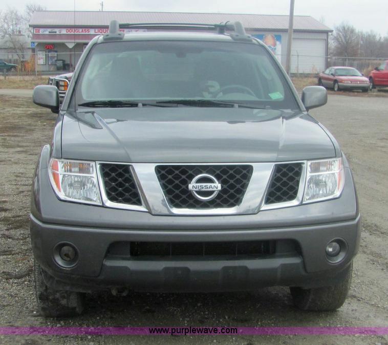 image for item 6959 2006 Nissan Frontier LE crew cab pickup truck