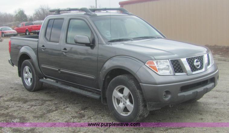 image for item 6959 2006 Nissan Frontier LE crew cab pickup truck