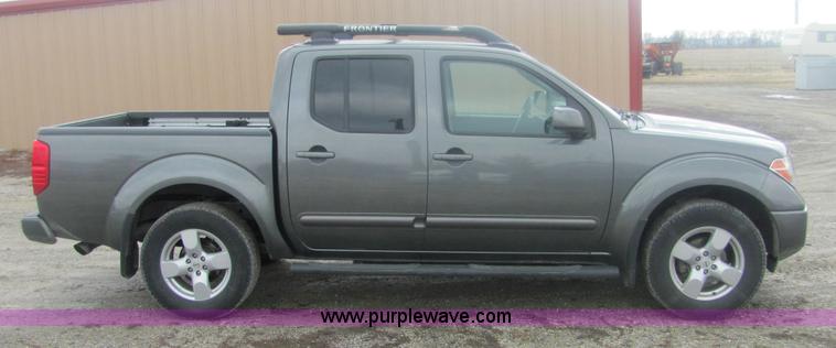 image for item 6959 2006 Nissan Frontier LE crew cab pickup truck