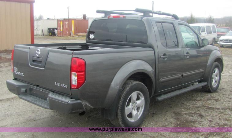 image for item 6959 2006 Nissan Frontier LE crew cab pickup truck