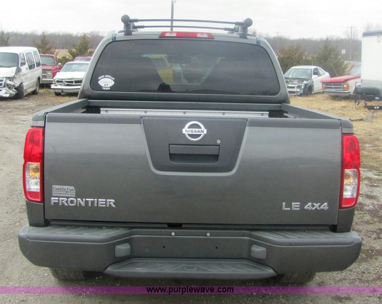 image for item 6959 2006 Nissan Frontier LE crew cab pickup truck