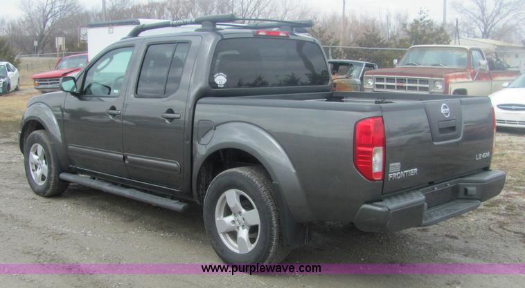 image for item 6959 2006 Nissan Frontier LE crew cab pickup truck