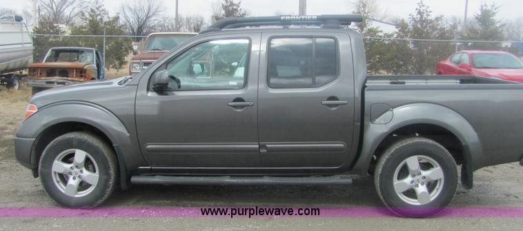 image for item 6959 2006 Nissan Frontier LE crew cab pickup truck