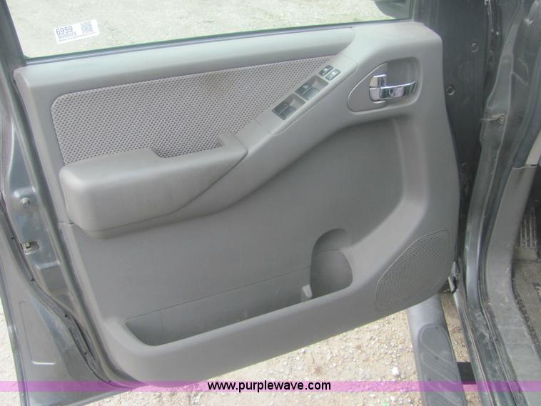 image for item 6959 2006 Nissan Frontier LE crew cab pickup truck