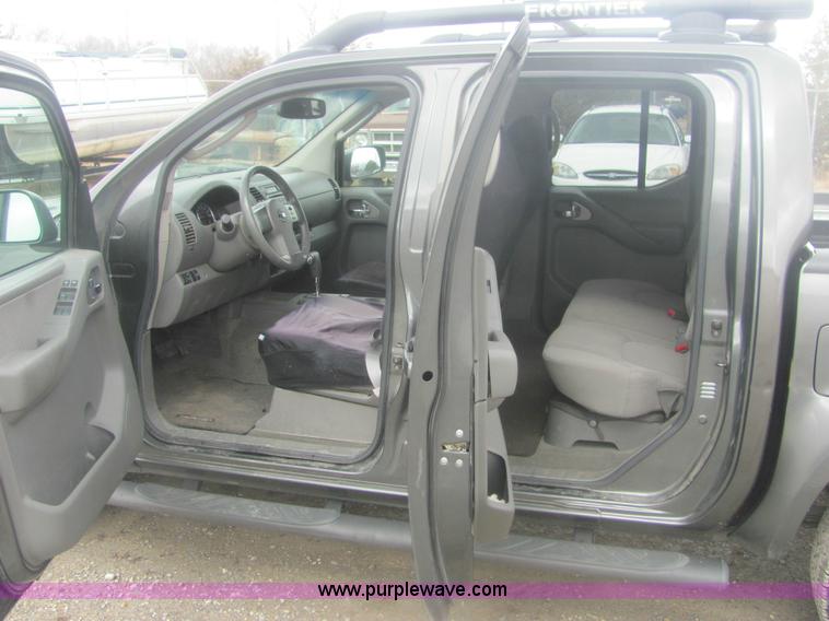 image for item 6959 2006 Nissan Frontier LE crew cab pickup truck