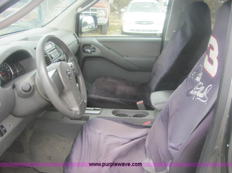 image for item 6959 2006 Nissan Frontier LE crew cab pickup truck