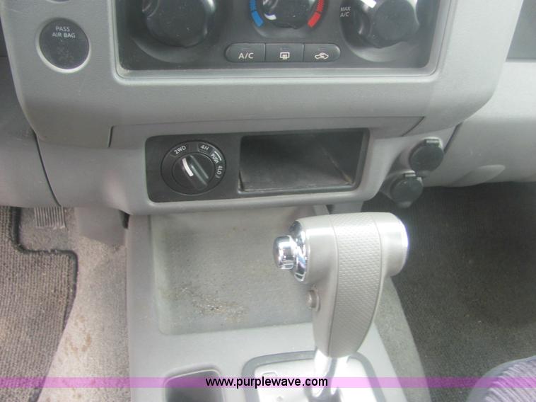 image for item 6959 2006 Nissan Frontier LE crew cab pickup truck