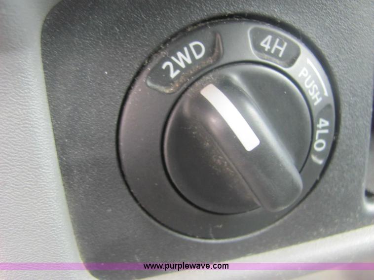 image for item 6959 2006 Nissan Frontier LE crew cab pickup truck