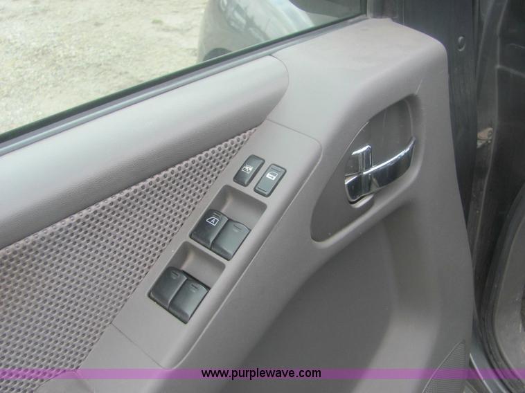 image for item 6959 2006 Nissan Frontier LE crew cab pickup truck