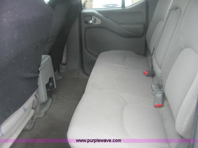 image for item 6959 2006 Nissan Frontier LE crew cab pickup truck