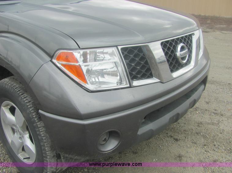 image for item 6959 2006 Nissan Frontier LE crew cab pickup truck