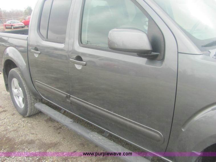 image for item 6959 2006 Nissan Frontier LE crew cab pickup truck