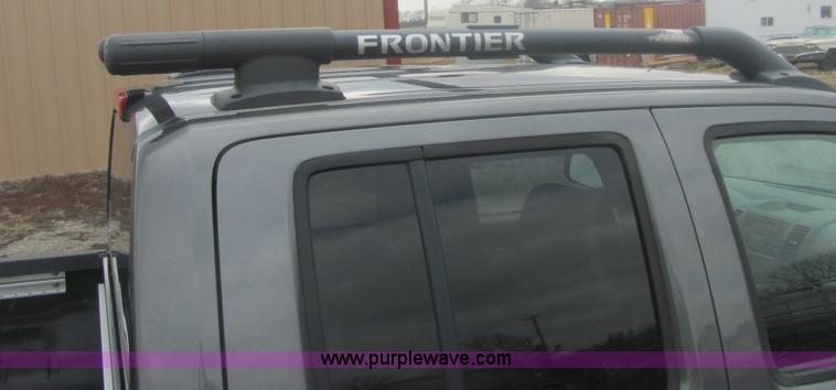 image for item 6959 2006 Nissan Frontier LE crew cab pickup truck