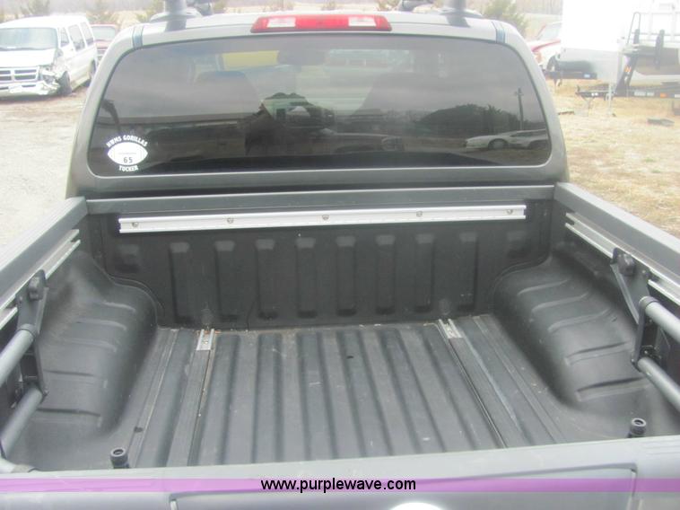 image for item 6959 2006 Nissan Frontier LE crew cab pickup truck