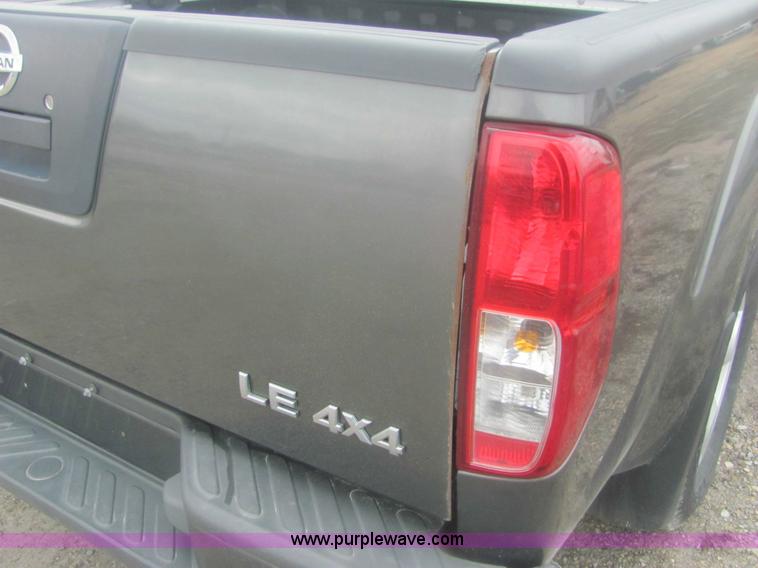 image for item 6959 2006 Nissan Frontier LE crew cab pickup truck