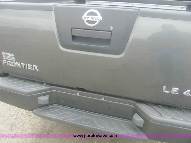 image for item 6959 2006 Nissan Frontier LE crew cab pickup truck