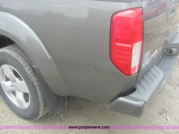 image for item 6959 2006 Nissan Frontier LE crew cab pickup truck